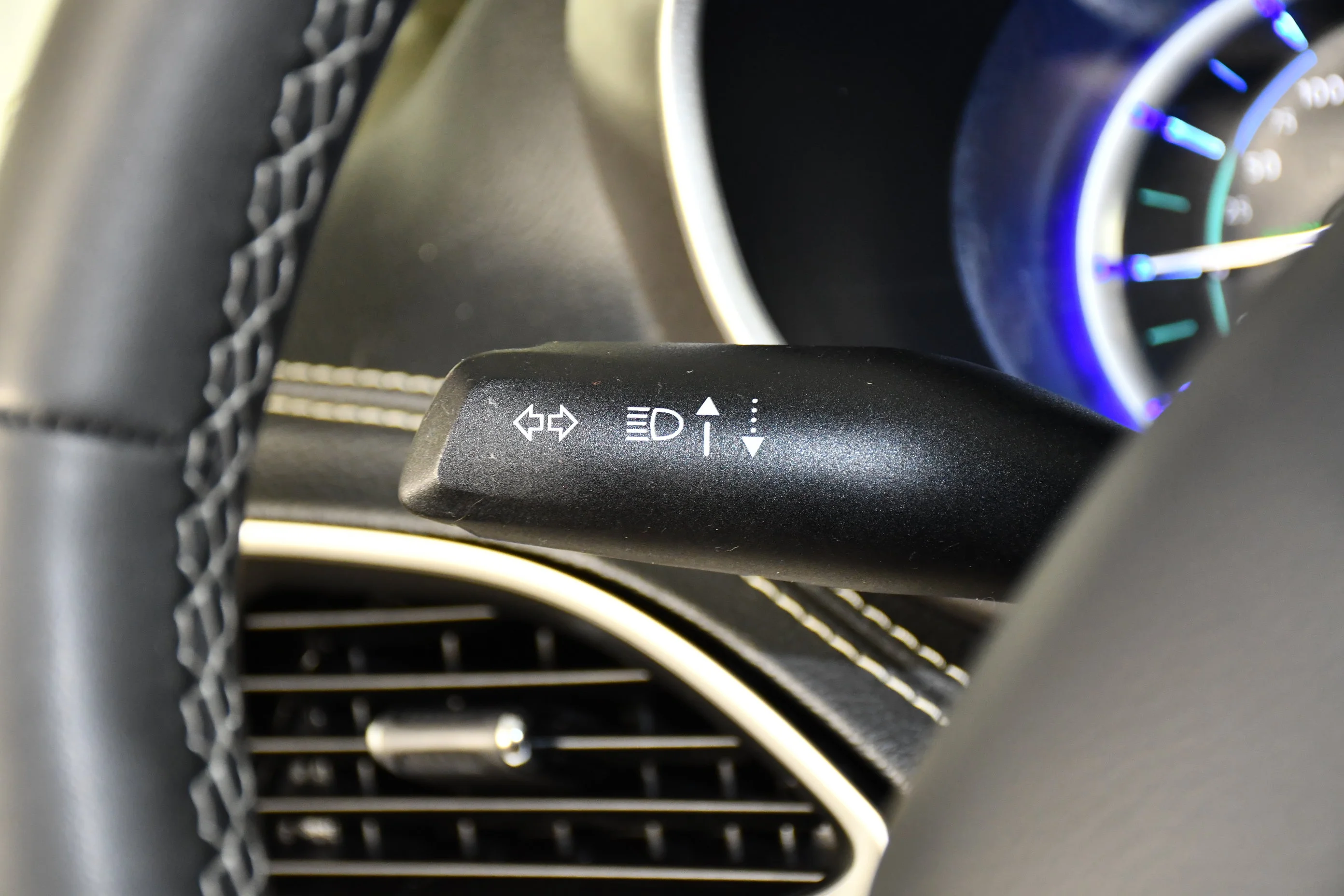 Used 2023 Silver Mist Clearcoat Chrysler Hybrid Touring L image 22