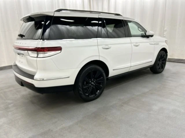 Used 2024 White Lincoln Reserve image 4