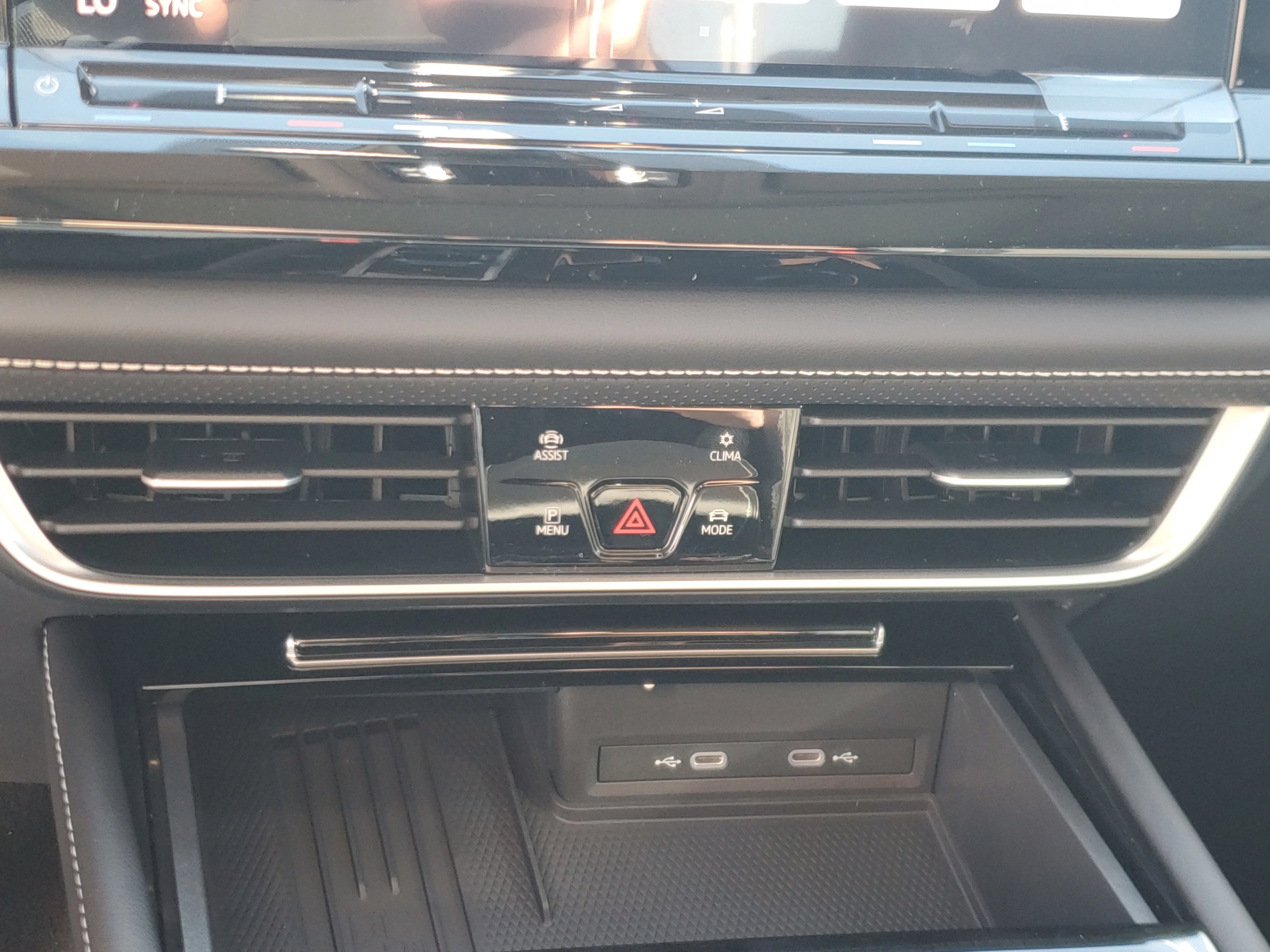 New 2026 White Volkswagen 2.0T SE w/Technology image 26