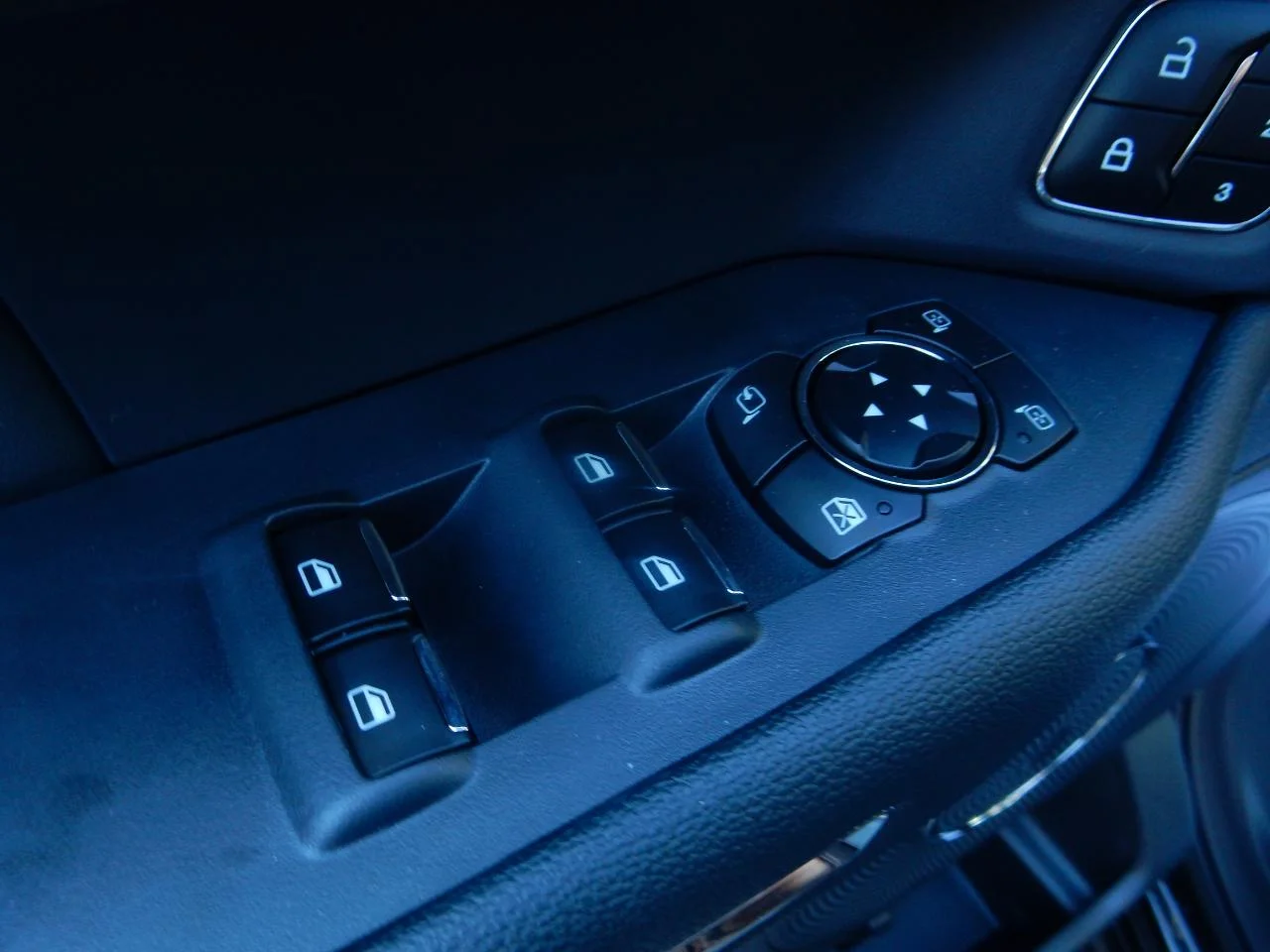 New 2022 Black Ford XLT 4X2 image 30