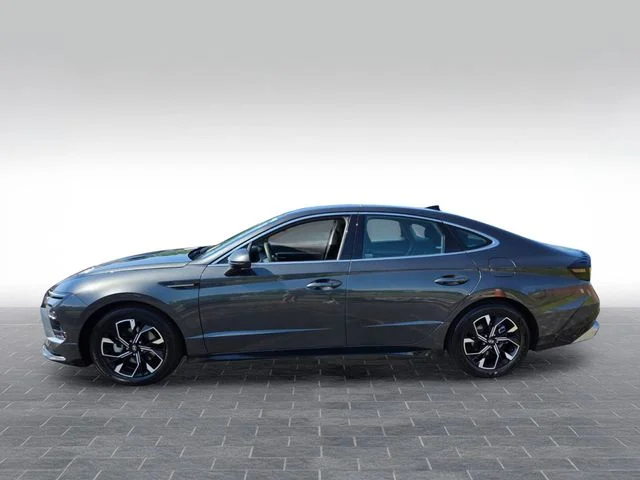 Used 2025 Gray Hyundai SEL image 4