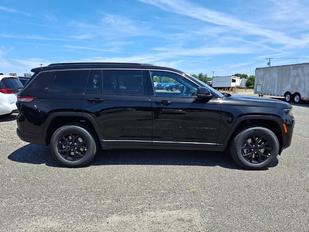 New 2026 Diamond Black Crystal Pearl-Coat Exterior Paint Jeep Laredo Altitude image 9
