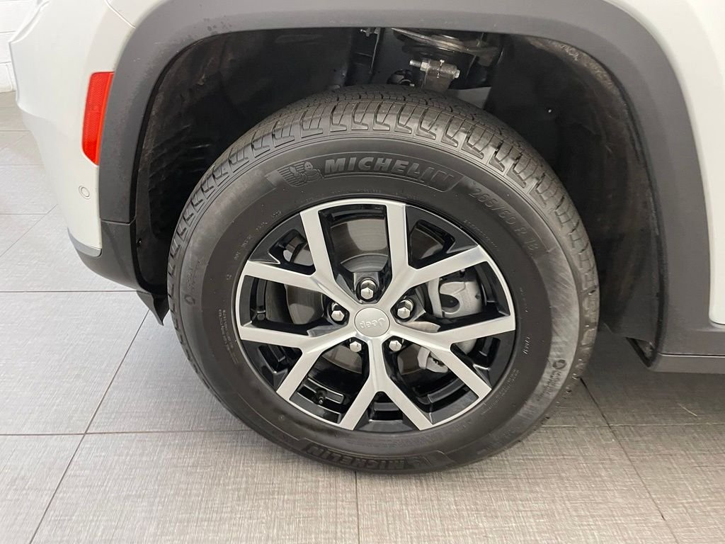 New 2025 Bright White Clear-Coat Exterior Paint Jeep Limited image 8