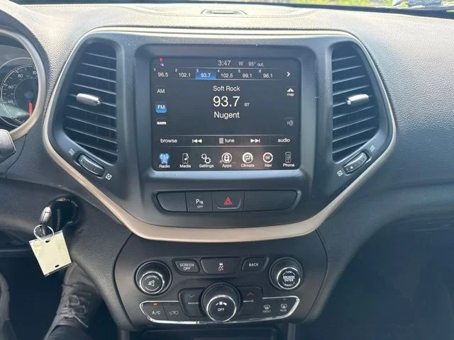 Used 2018 Velvet Red Pearlcoat Jeep Latitude image 8