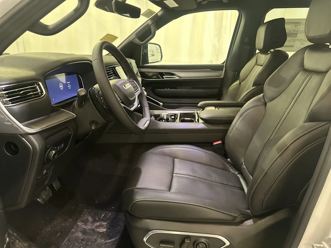 New 2026 Bright White Clear-Coat Exterior Paint Jeep Limited Altitude image 14