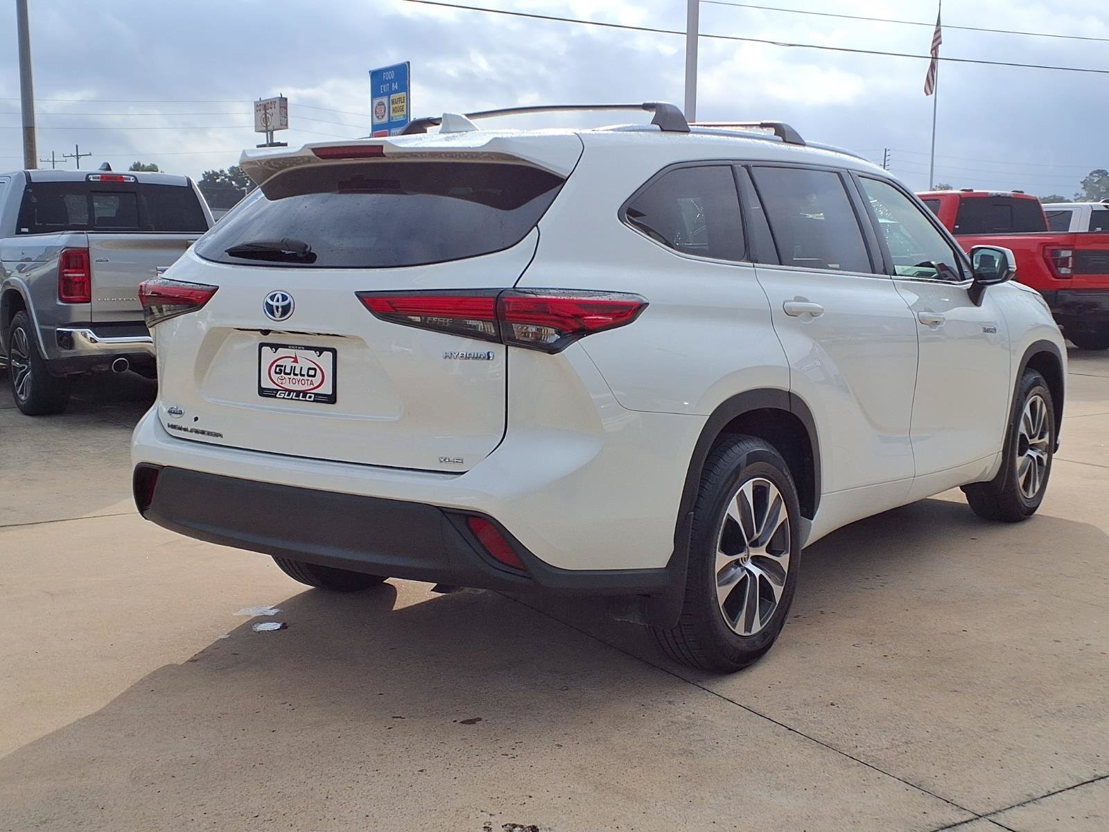 Certified Used 2020 Blizzard Pearl Toyota XLE image 6