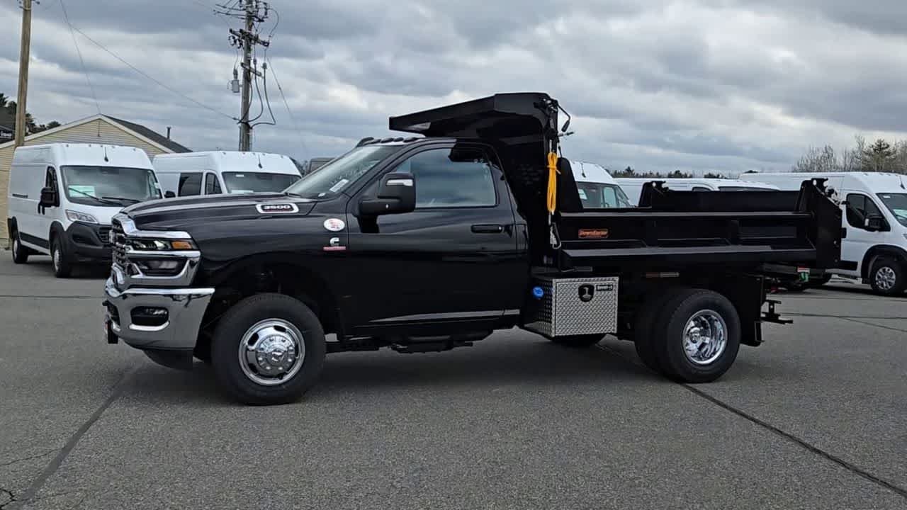 New 2026 Diamond Black Crystal Pearl-Coat Exterior Paint RAM Tradesman image 4