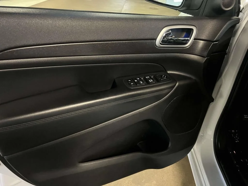 Used 2018 White Jeep Altitude 4x4 image 12