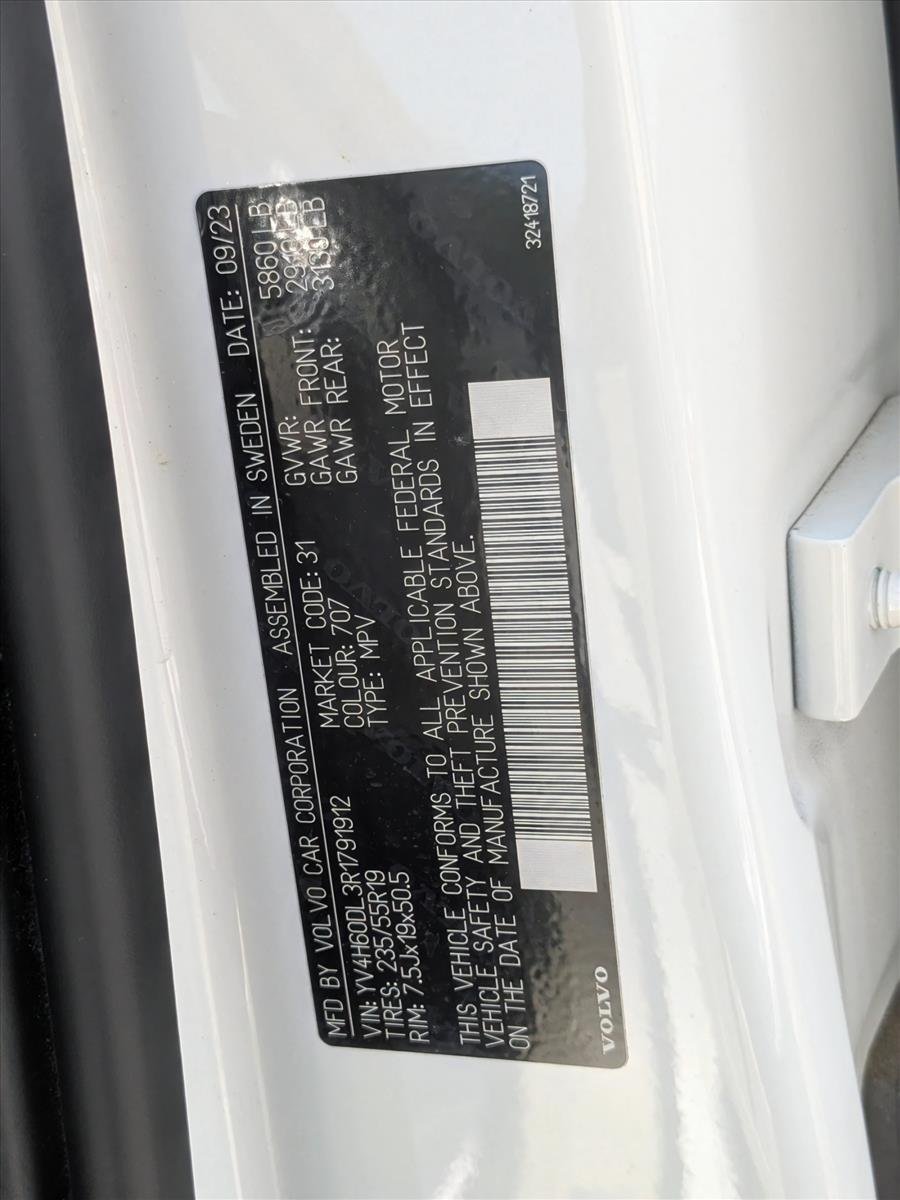 Used 2024 Crystal White Metallic Volvo Plus Dark Theme image 27