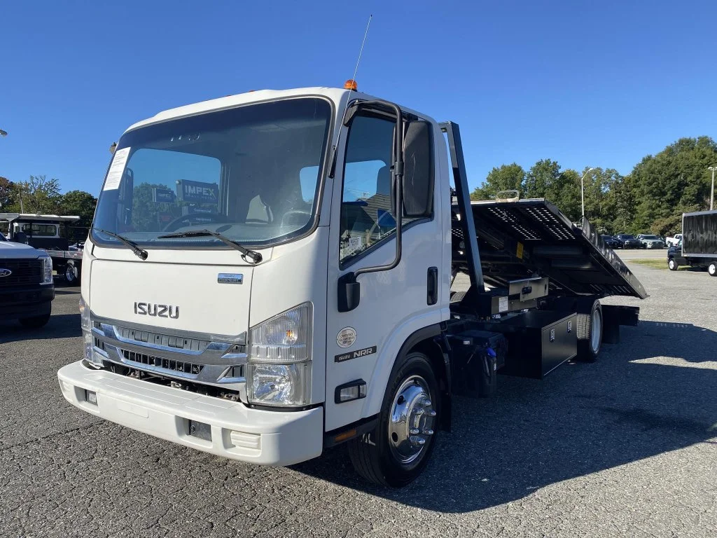 Used 2019  Isuzu Rollback image 2