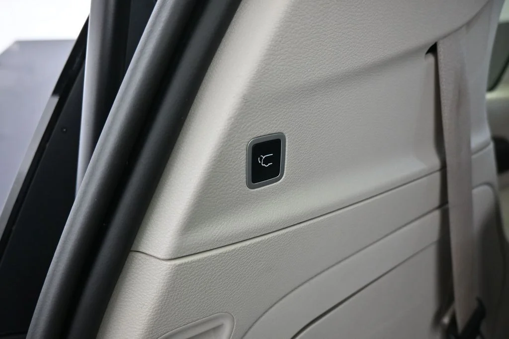 Used 2022 Ceramic Gray Clearcoat Chrysler Touring L image 44