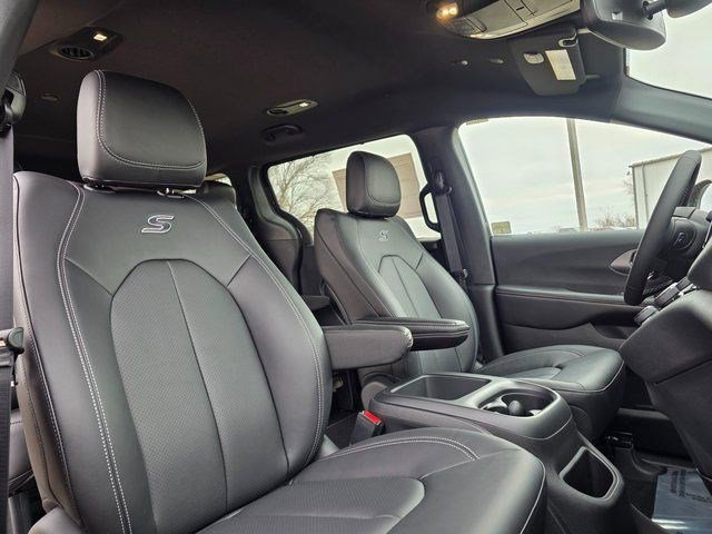 New 2026 Diamond Black Crystal Pearl-Coat Exterior Paint Chrysler Select image 19