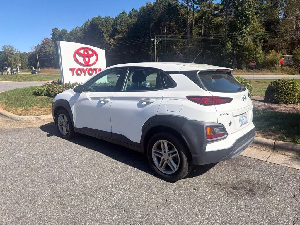 Used 2021 White Hyundai SE image 7