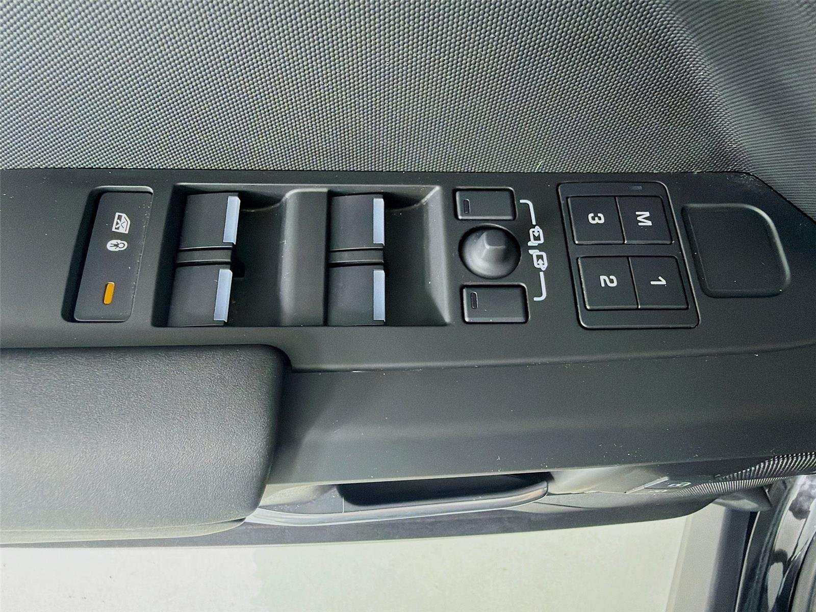Used 2025 Santorini Black Metallic Land Rover S image 7
