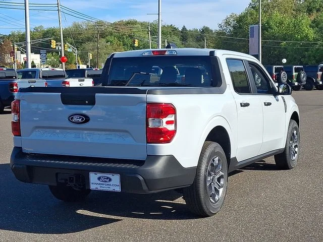 New 2025 Space White Metallic Ford XLT image 4