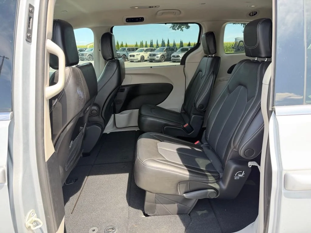 Used 2023 Silver Mist Clearcoat Chrysler Touring L image 17