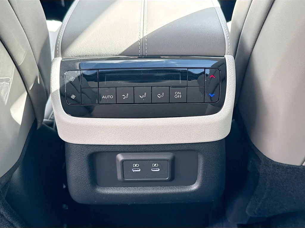 New 2027 RADIANT WHITE INFINITI Pure FWD image 26