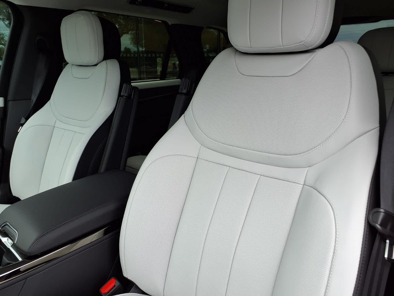 New 2026 Fuji White Land Rover Dynamic SE image 10