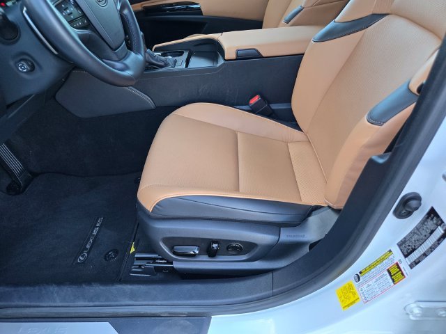 Used 2025 White Lexus 350 image 16