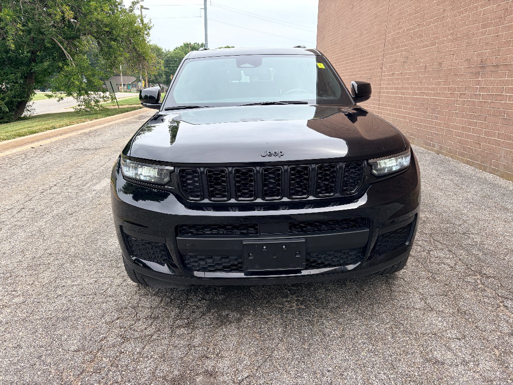 Used 2023 Diamond Black Crystal Pearlcoat Jeep Altitude image 8
