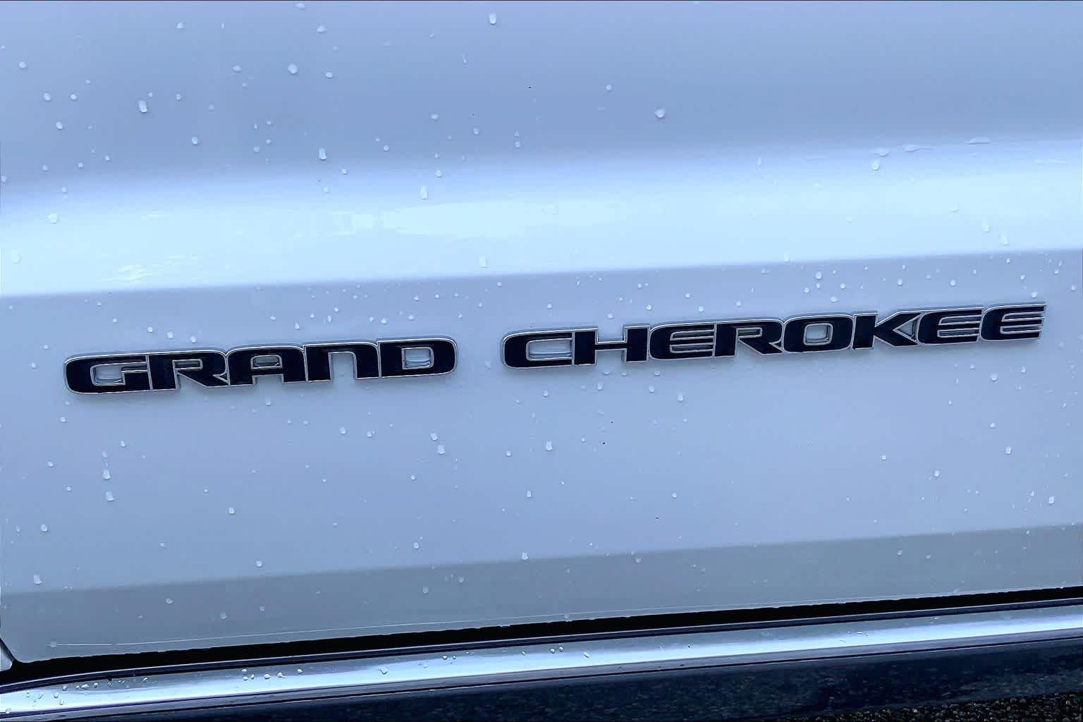 Used 2018 Bright White Clearcoat Jeep Summit image 10