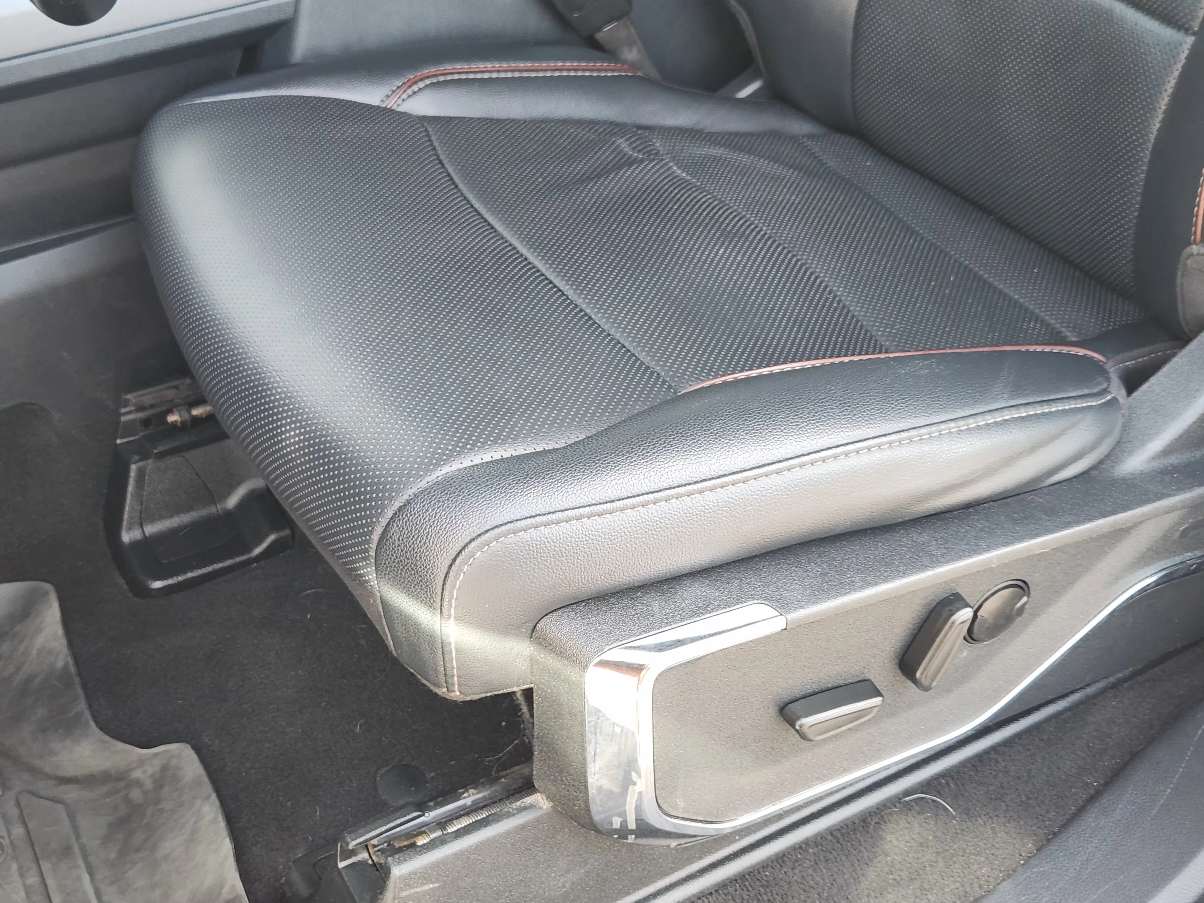 Used 2024  Ford XL image 25