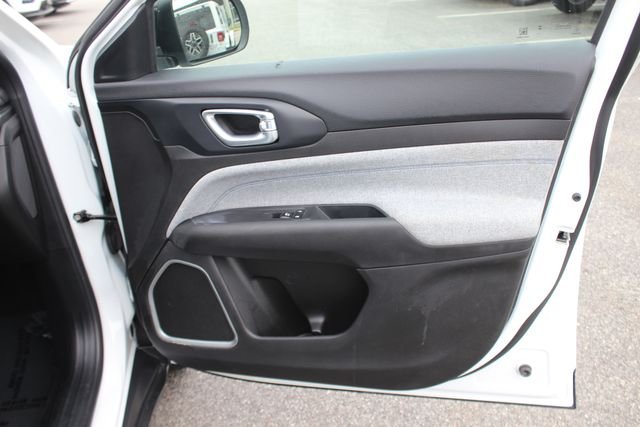 Used 2024 White Jeep Latitude image 29