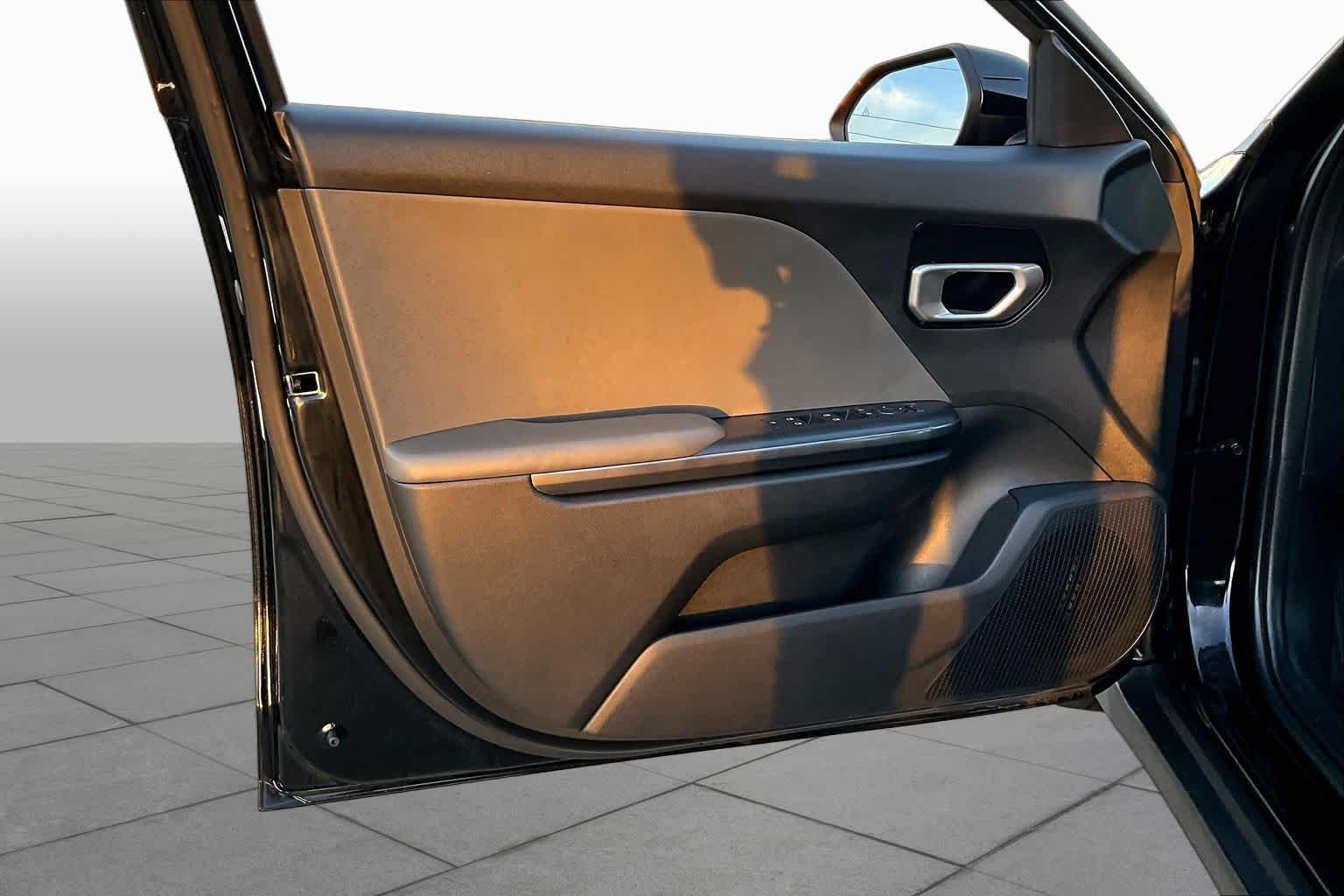 Used 2025 Aurora Black Pearl Kia LXS image 21