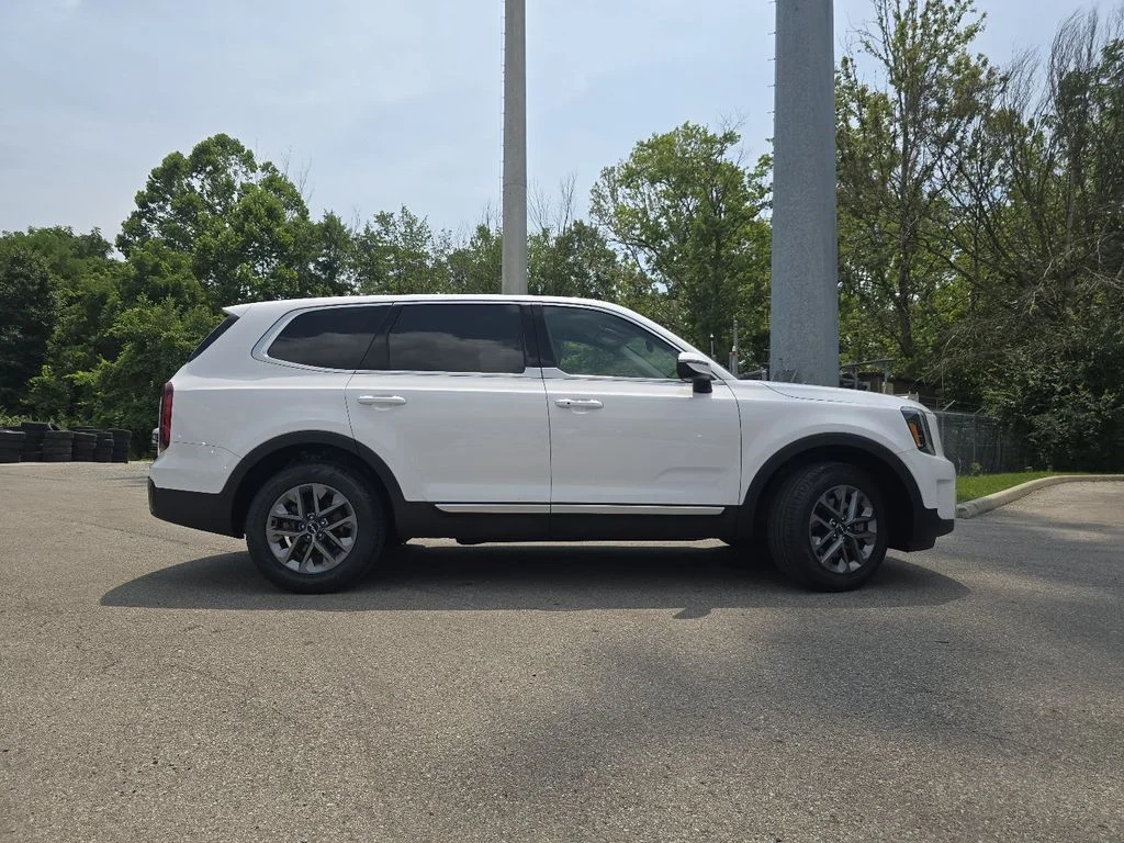 Used 2024 White Kia LX image 17