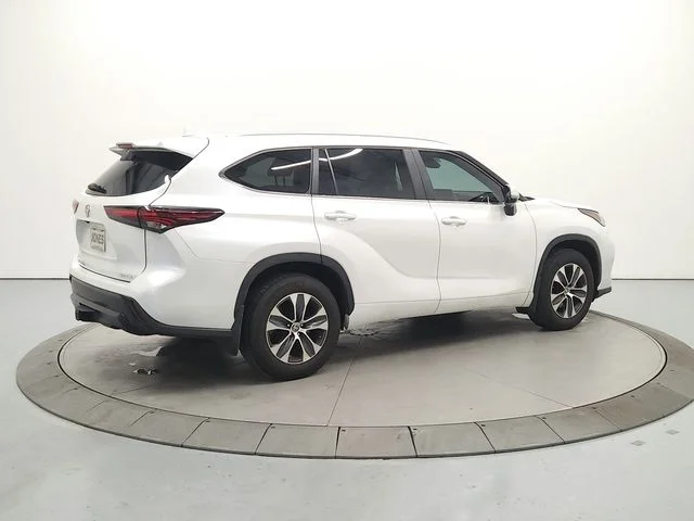Used 2024 Beige Toyota XLE image 8