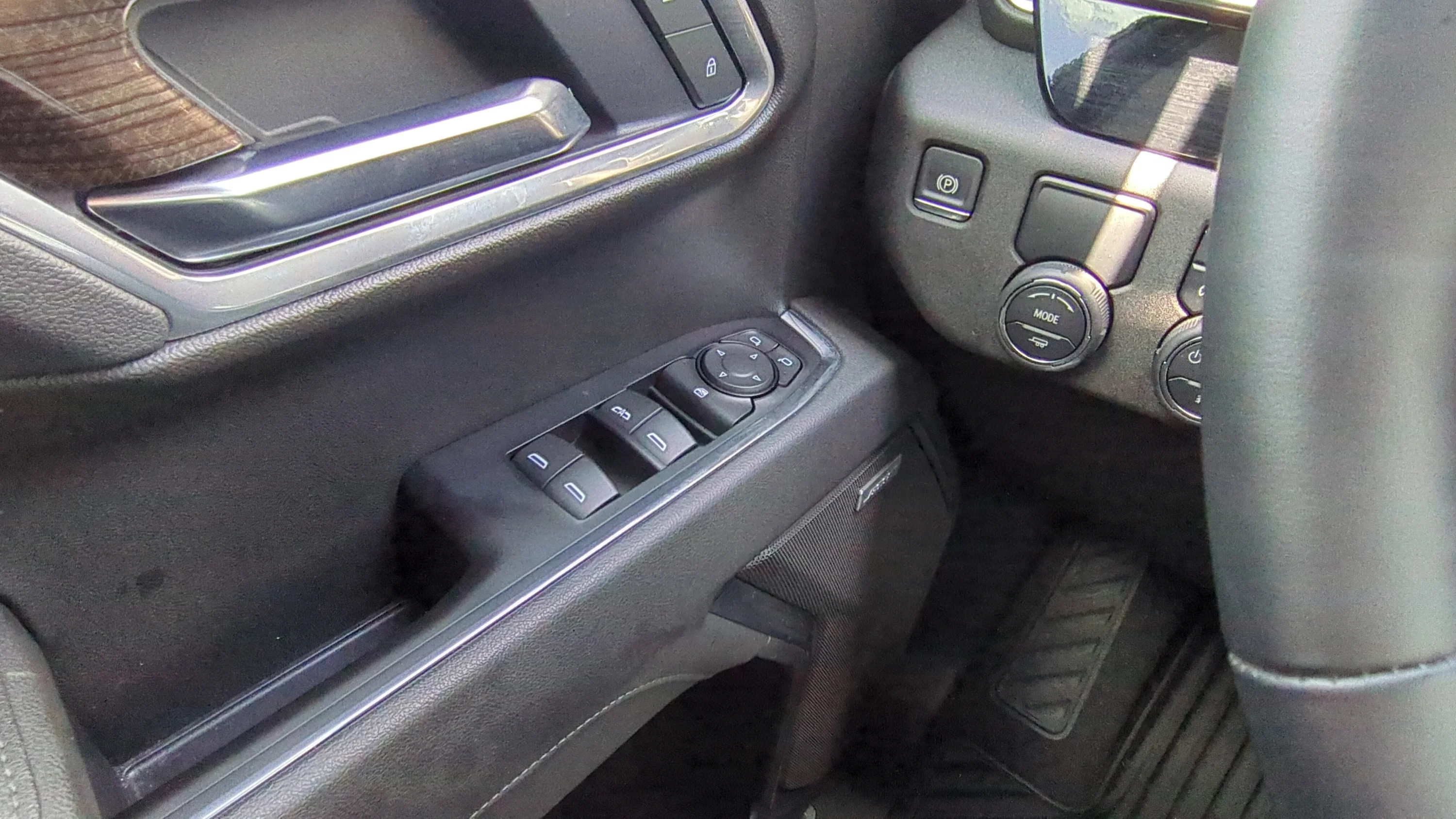 Used 2025 Summit White Chevrolet RST image 19