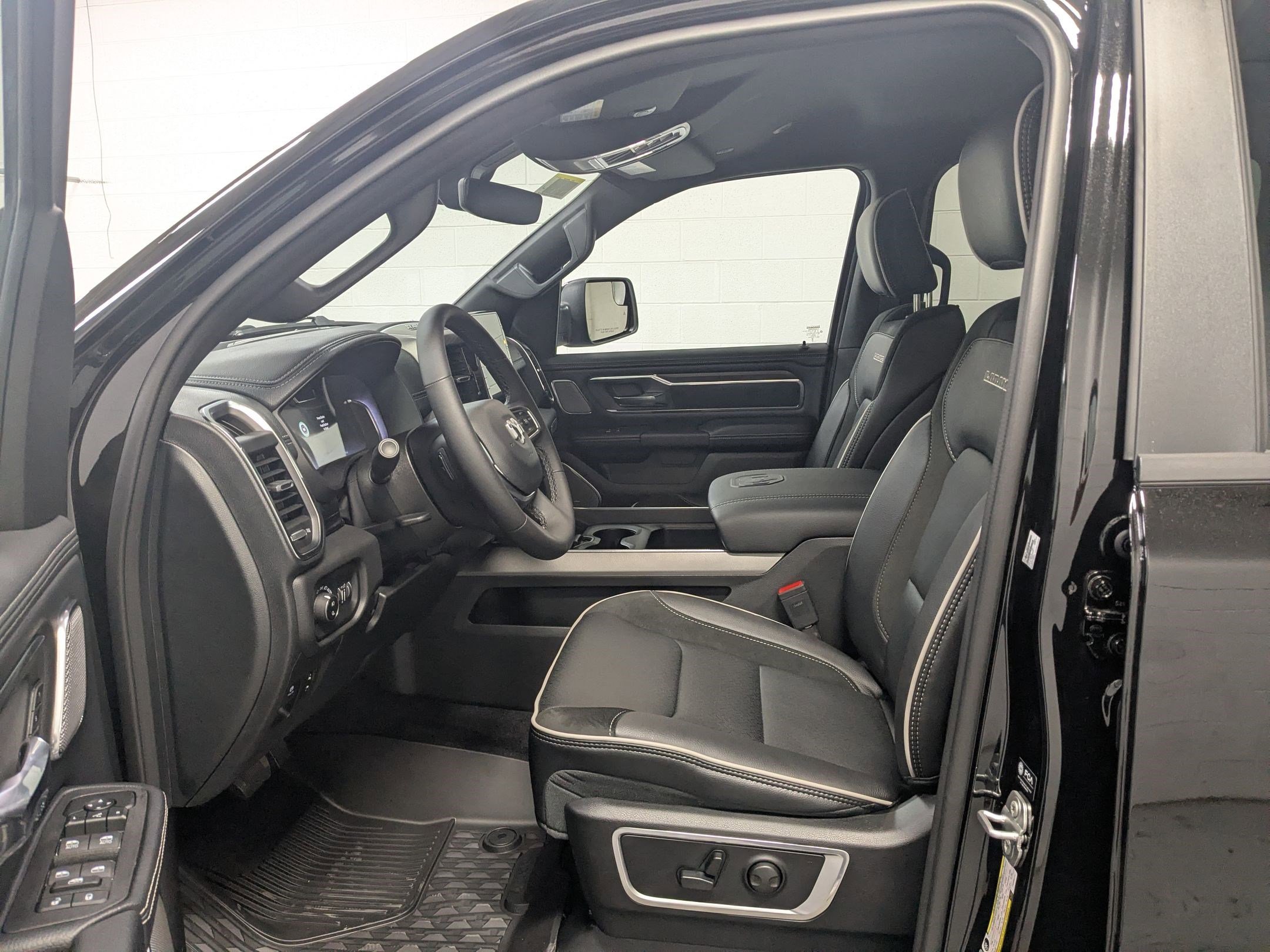 New 2026 Diamond Black Crystal Pearl-Coat Exterior Paint RAM Laramie image 15