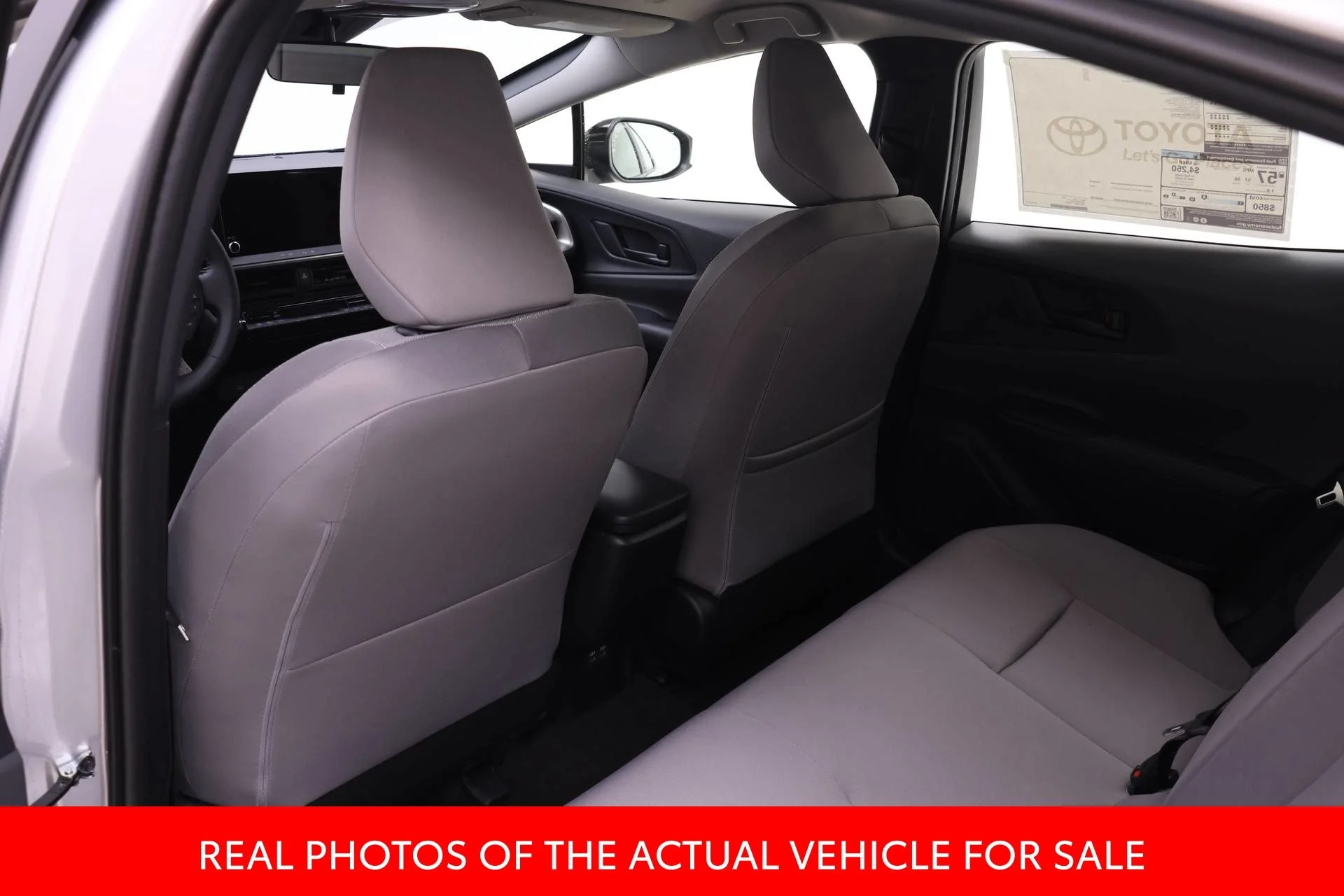 2026 Toyota Prius LE - Photo 11