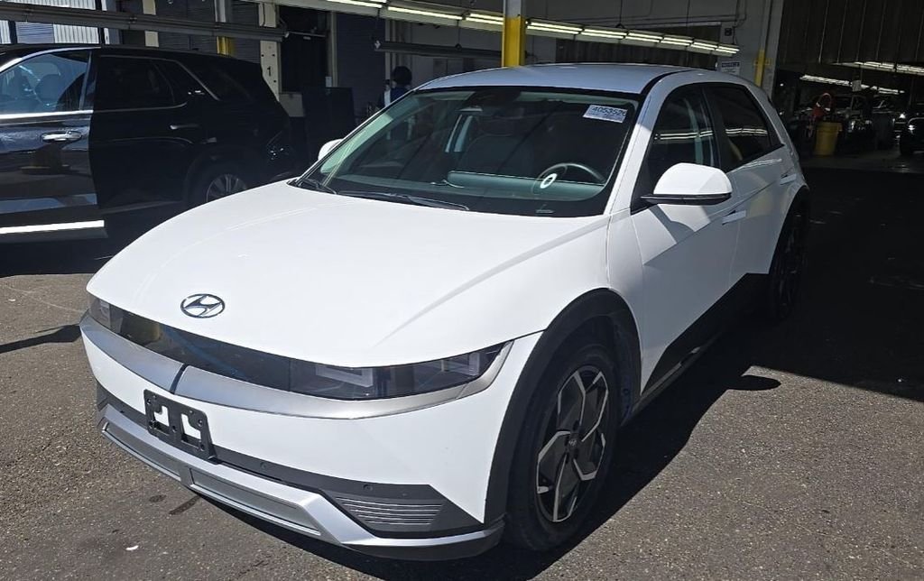 Used 2022 White Hyundai SEL image 1