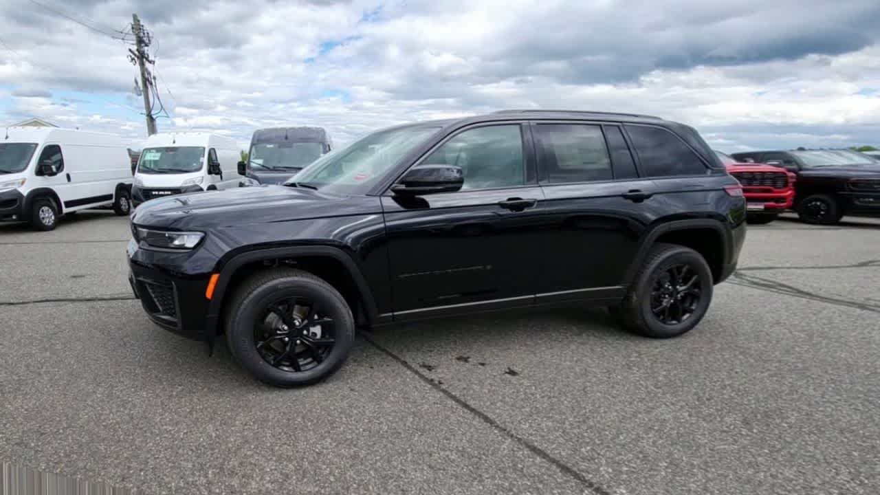 New 2026 Diamond Black Crystal Pearlcoat Jeep Laredo Altitude image 5