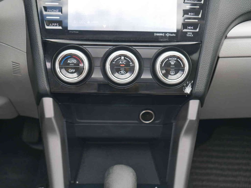 Used 2018 Silver Subaru 2.5i Premium image 8