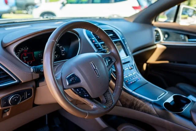 Used 2016 Luxe Metallic Lincoln Reserve image 32