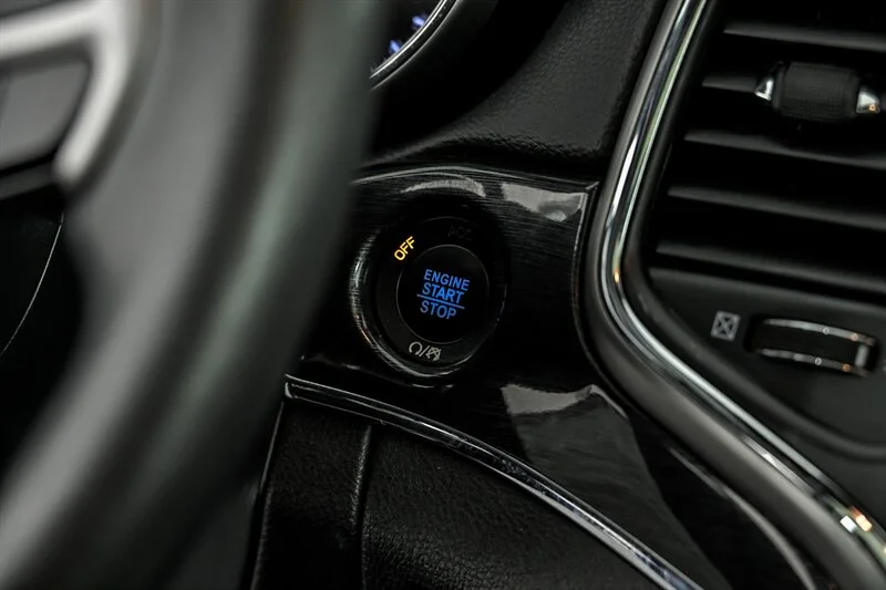 Used 2018 Diamond Black Crystal Pearl Coat Jeep Trailhawk image 24