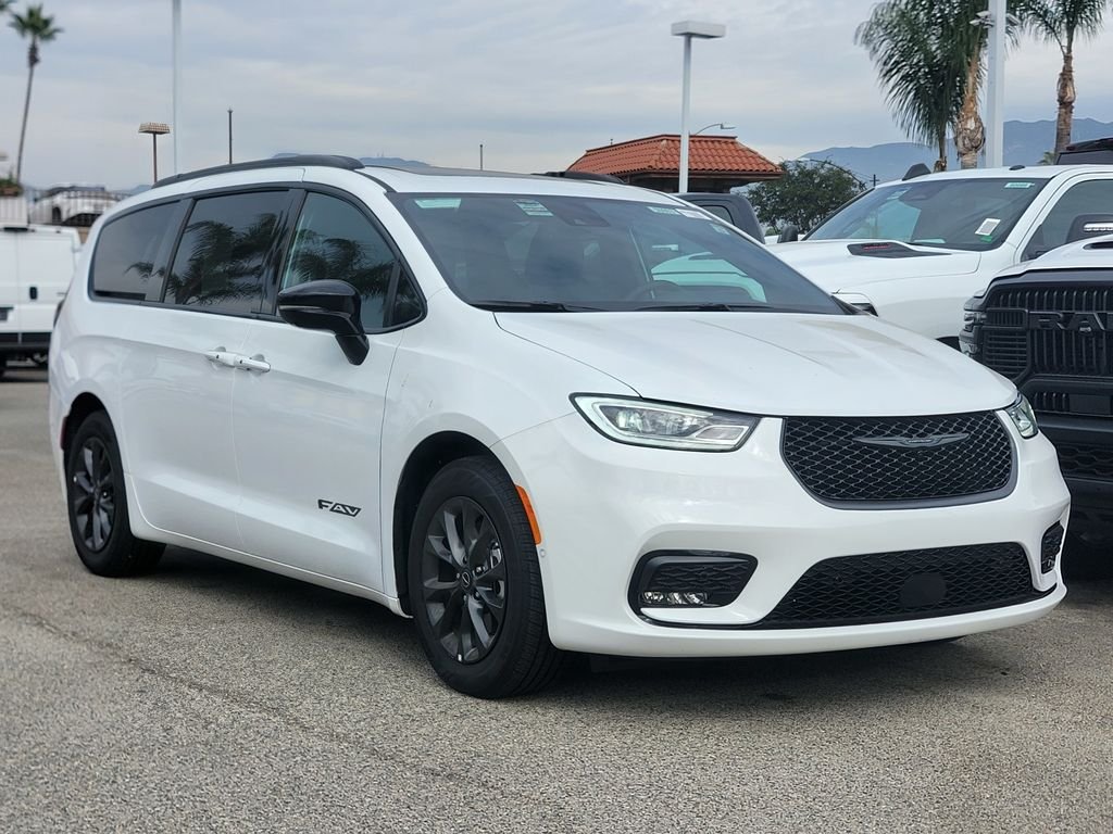 2025 Chrysler Pacifica Select's photo