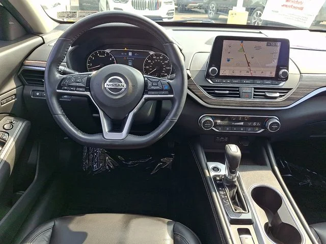 Used 2019 White Nissan 2.5 Platinum image 11