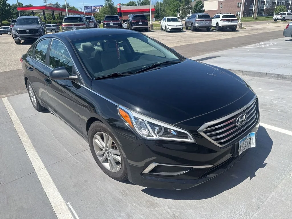 Used 2017 Black Hyundai SE image 2