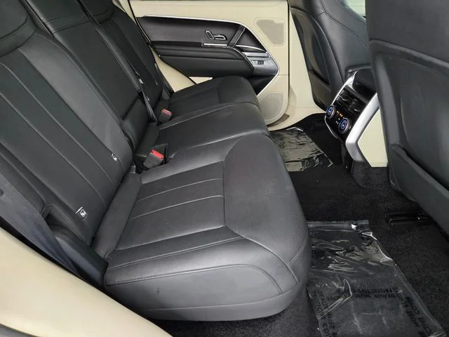 Used 2023 White Land Rover SE image 17