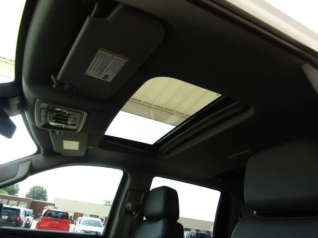 Used 2024 White GMC SLT image 9