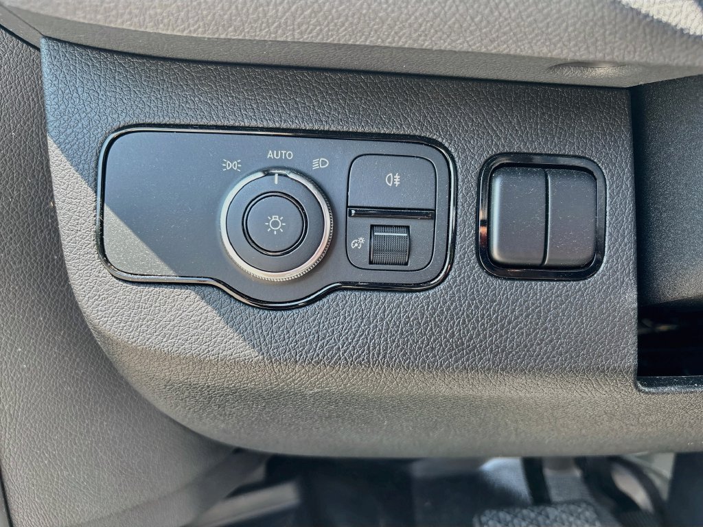 Used 2022  Mercedes-Benz Passenger 170 WB image 40