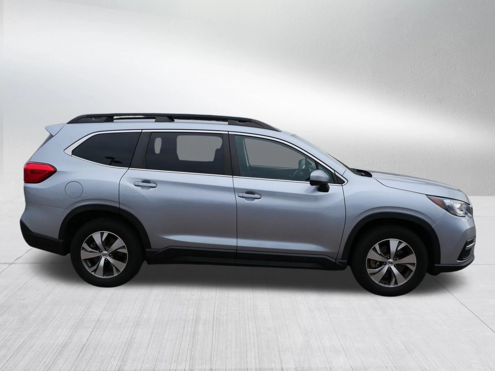 Used 2022 Ice Silver Metallic Subaru Premium image 8