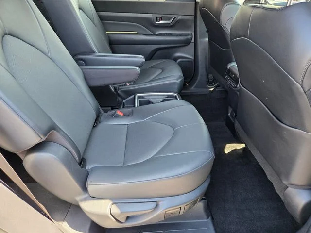 Used 2025  Toyota XLE image 20