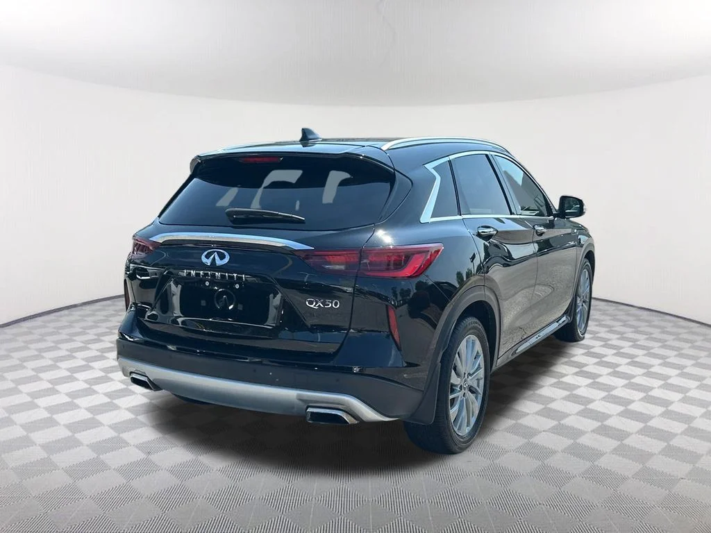 Used 2023 Black INFINITI LUXE image 5