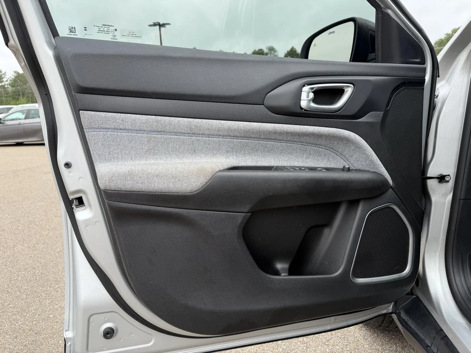Used 2024 Silver Zynith Metallic Clearcoat Jeep Latitude image 15