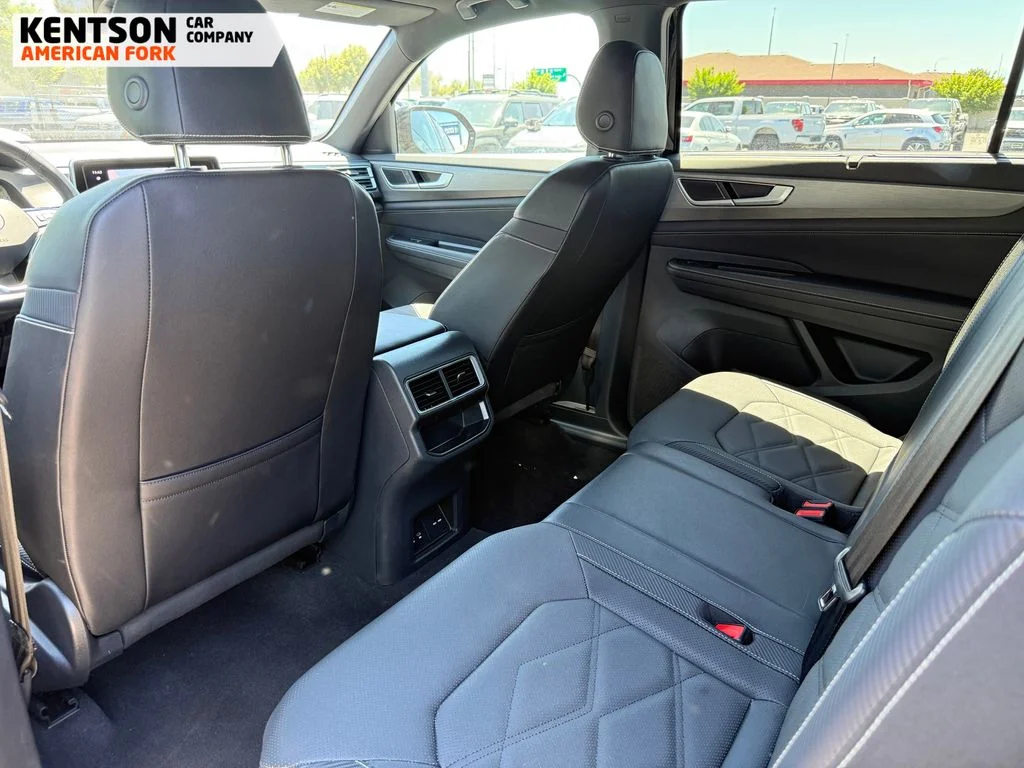 Used 2025 Black Volkswagen 2.0T SE w/Technology image 29
