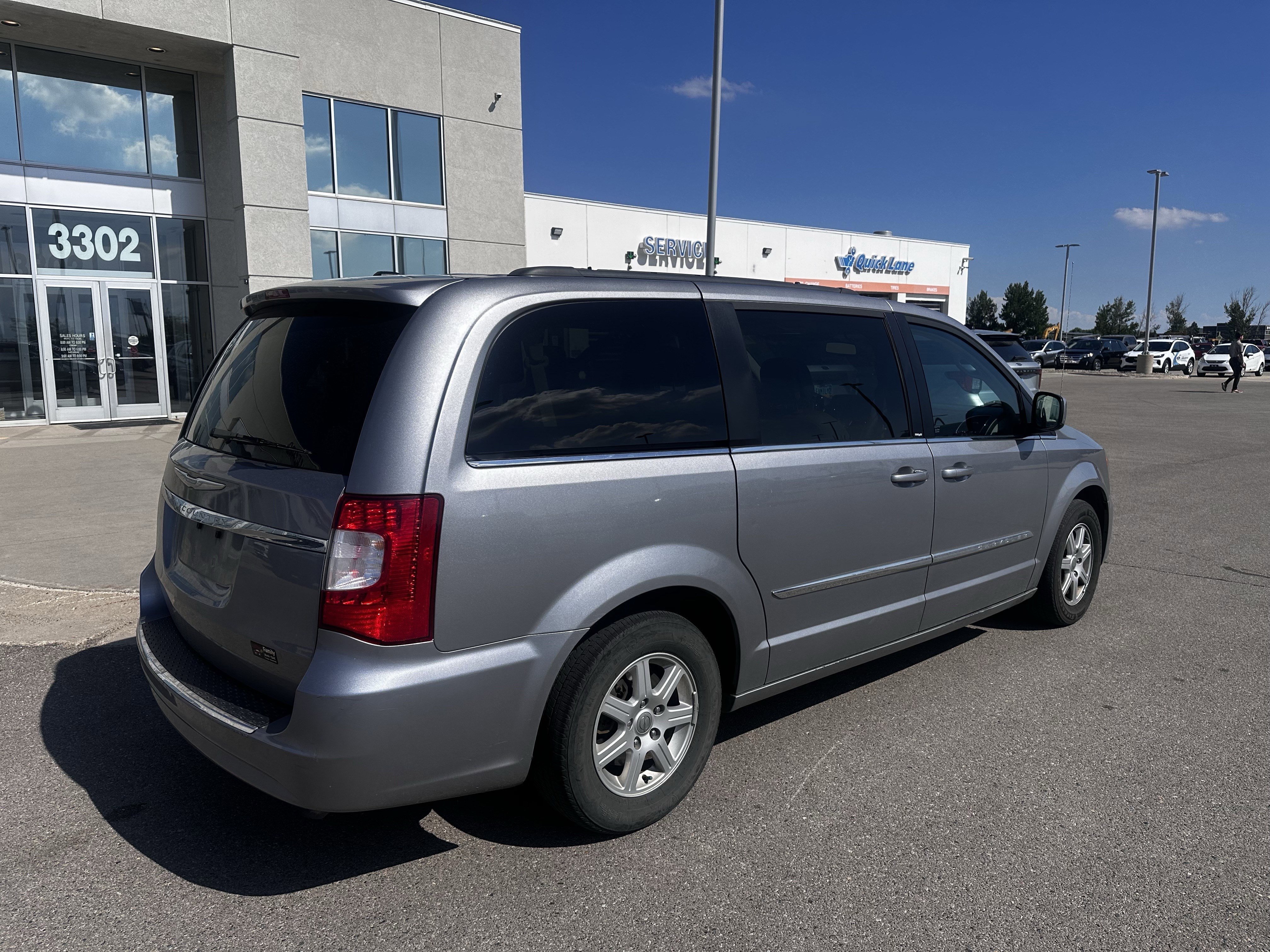 Used 2013 Billet Clearcoat Metallic Chrysler Touring image 4